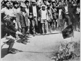 Demonstranten verbrennen ein Bild des Knigspaares