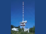 Die moderne Großsendeanlage mit ihrem 111 m hohen abgespannten Antennenmast...